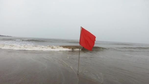 紅旗はインドのビーチの水泳場を警告しませんでした 4Kビデオ 危険地帯 — ストック動画
