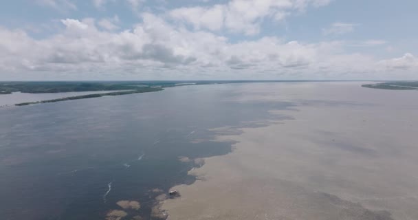 Aerial Circling Meeting Waters Boat Center Rio Negro Solimoes Brazil — Vídeo de stock