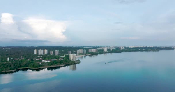 Воздушные Круги Над Рекой Амазонка Водные Лыжи Берегов Манауса Бразилия — стоковое видео