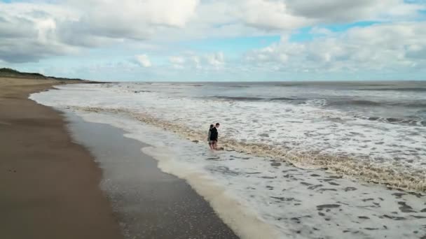 Заході Сонця Відео Знімали Піщаному Пляжі Брати Сестри Двоє Хлопчиків — стокове відео