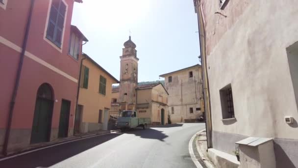 Old Street Italian Mountain Village Liguria Piaggiop Ape Standing Infront — Vídeo de stock