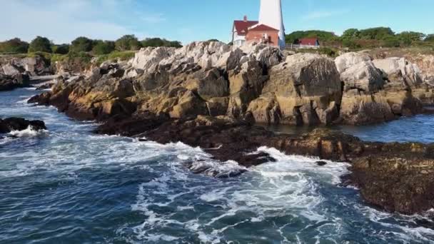 ポートランド メイン州のロッキー海岸 エリザベス岬のヘッドライト灯台のアトラクション アメリカ沿岸警備隊と海洋博物館の建物 空中風景 — ストック動画