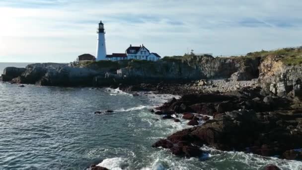 Rocks Ocean Waves Lighthouse Aerial Pullback Reveal Scenic Rocky Coastline — Vídeos de Stock