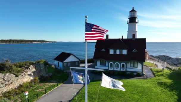波特兰前灯 伊丽莎白角和缅因州的国旗都挂满了美国国旗 大西洋和海湾景观 — 图库视频影像