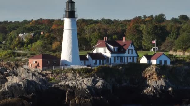 美国新英格兰秋天的季节 沿着岩石海岸线的灯塔 刮风的日子 美国国旗在微风中飘扬 不断上升的空中揭示 — 图库视频影像