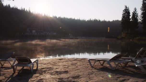 Sunrise Lakefront Widok Tworzyw Sztucznych Lounge Plaża Krzesła Wybrzeżu Rocky — Wideo stockowe