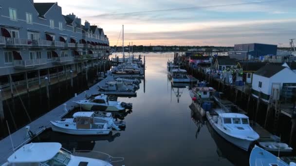 Kalastaja Wharf Veneet Venesatamassa Asuntoja Atlantin Valtamerelle Johtavalla Vesiväylällä Antenni — kuvapankkivideo