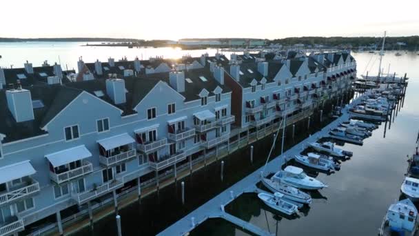 船坞的滨海公寓日出时太阳反射在水面上 空中景观 — 图库视频影像