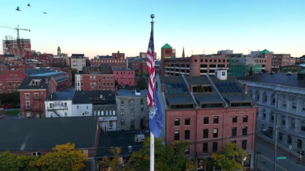美国和缅因州的国旗 波特兰市中心航空轨道 鸽子飞过枪口 — 图库视频影像