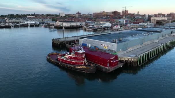 漁師の埠頭 メイン州ポートランドのマリーナ ドックの倉庫による輸送船 — ストック動画