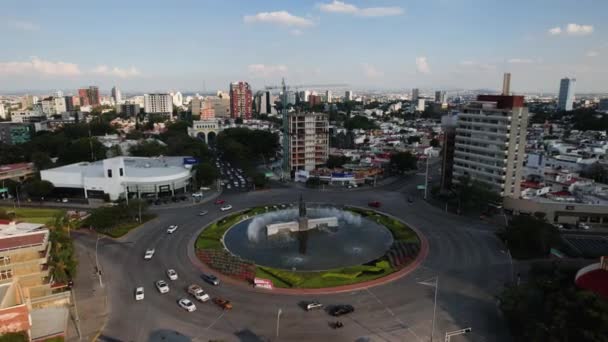 交通サークルでミネルバ像に向かって空中ビュー 日当たりの良いグアダラハラ メキシコ — ストック動画
