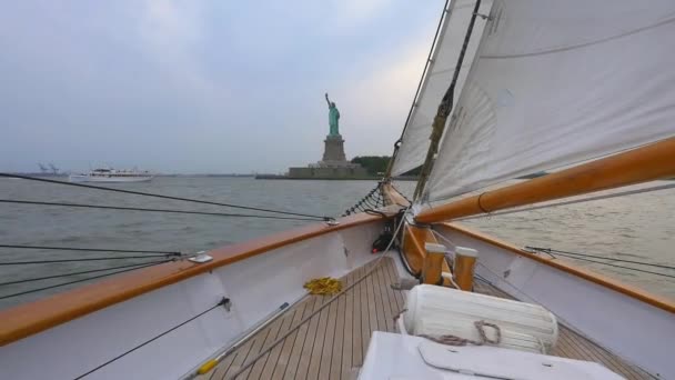 具有自由女神像的纽约帆船船头 — 图库视频影像