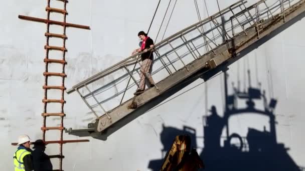 Видео Показывает Моряк Спускается Веревочной Лестнице Покинуть Корабль Время Ему — стоковое видео