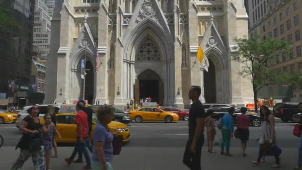 Νέα Υόρκη Ψηλός Πεζός Μπροστά Από Εκκλησία — Αρχείο Βίντεο