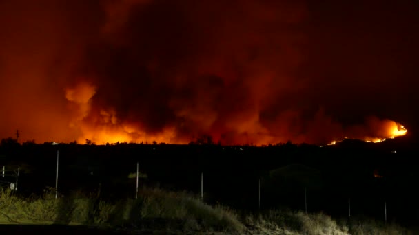 Stor Skogsbrand Kalifornien Natten Och Bil Passerar Förgrunden — Stockvideo