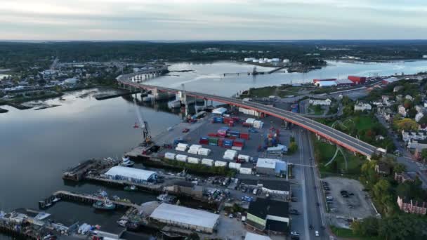 Casco Bay Bridge Portland Maine Kikötőjébe Vezet Légi Felvétel Naplementekor — Stock videók