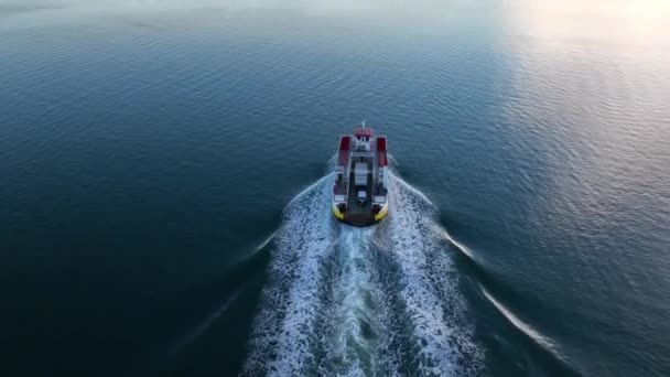 Casco Bayラインクルーズと旅行タクシーフェリー船は日の出に水を渡ります 大気中に太陽光が反射する様子 — ストック動画