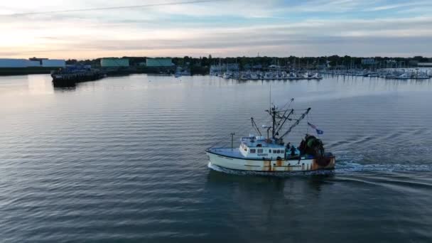 漁船で漁をしている漁師たち アメリカとメイン州の旗 ロブスターと魚産業 日の出の空中風景 — ストック動画