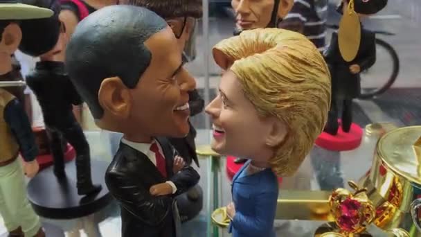 Political Bobbleheads Barack Hillary Arguing Store Window — Vídeos de Stock