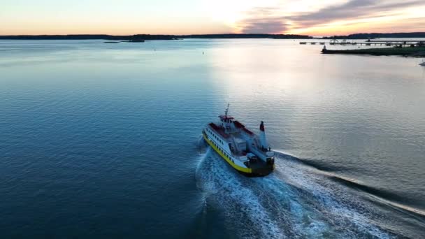 カスコ湾線クルーズと水の旅 フェリーは日の出に水を渡る 空中風景 — ストック動画