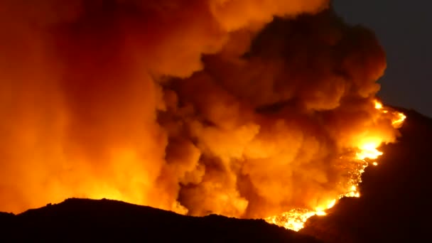 Riesige Schwarze Rauchschwaden Steigen Den Nachthimmel Feuer Wilde Waldbrände Hohe — Stockvideo