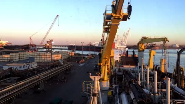 Timelapse Portu Podczas Wschodu Słońca Dużymi Statkami Holowanymi Doku — Wideo stockowe