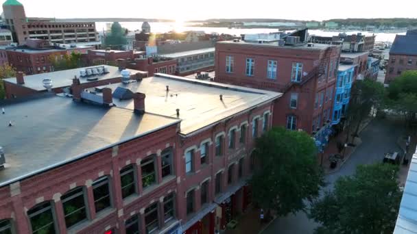 アメリカのダウンタウンの住宅街の建物 日の出時の空中 — ストック動画