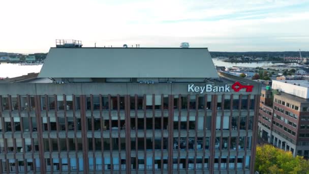 Het Gebouw Van Bank Stijgende Luchtfoto Onthullen Keycorp Eigenaar Van — Stockvideo