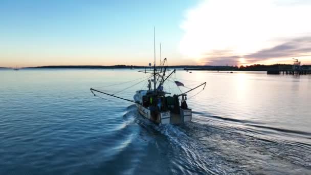 日の出に水の上に漁船 風の中でアメリカの旗波 空中風景 — ストック動画