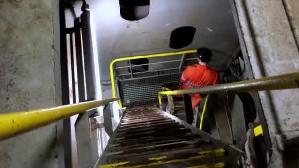 Engenheiro Roupas Segurança High Vis Andando Escada Abaixo Dentro Barco Videoclipe