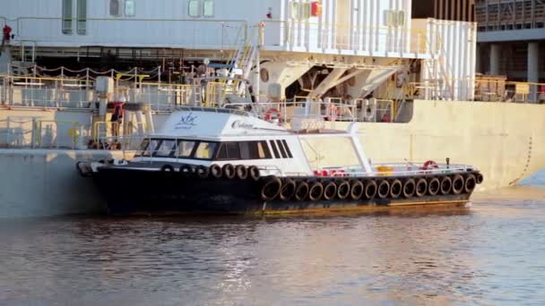 オーストラリアの港にある港の巡視船の乗組員の交代 — ストック動画