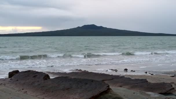 Krásný Ostrov Rangitoto Spící Sopka Viditelná Skalnaté Pláže Severním Aucklandu — Stock video