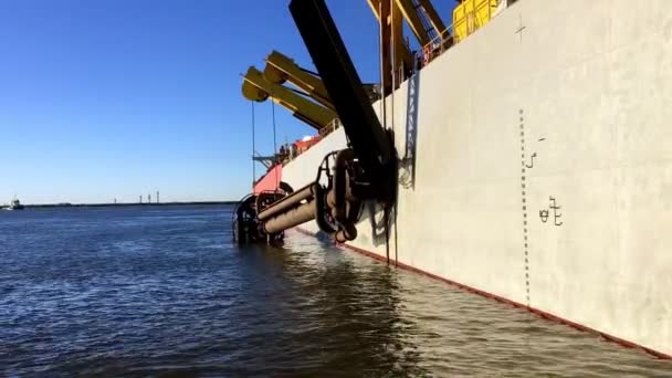一种静态的切割机 用于新港口的填海造地工作 安装在沙洲上作为锚 并通过浮动管道排放疏浚后的土壤 — 图库视频影像