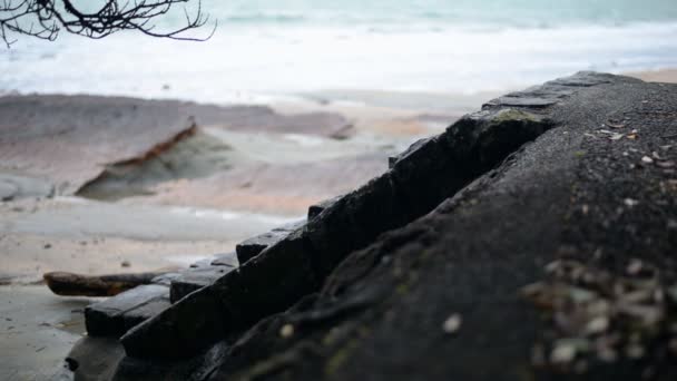 ニュージーランドの東海岸のビーチに火山岩に建てられた小さな階段 — ストック動画