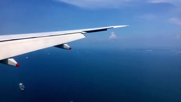 シンガポールの着陸時間が経過します 飛行機の窓から撃たれた 飛行機の翼 — ストック動画
