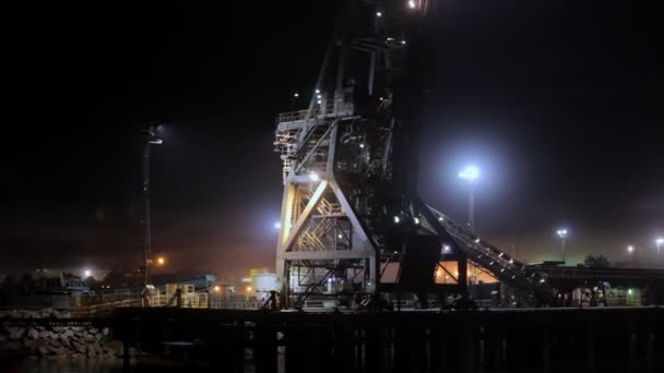 Key Crane Work Night Little Fog Wide Shot — Video