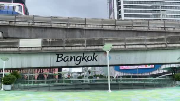 Περνάει Τρένο Από Κέντρο Της Μπανγκόκ Εγγραφείτε Όνομα Της Πόλης — Αρχείο Βίντεο