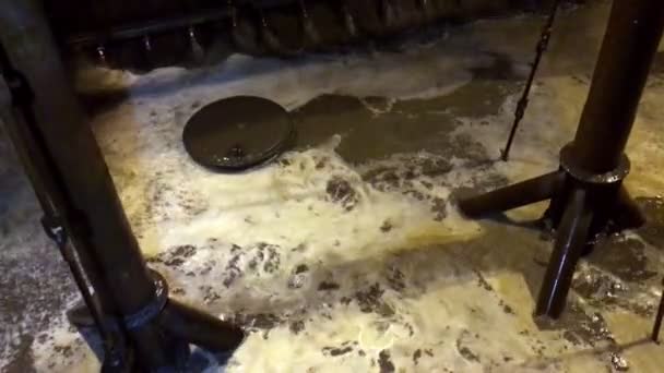 夜间用慢动作的水滴表示喜欢挖掘机 — 图库视频影像