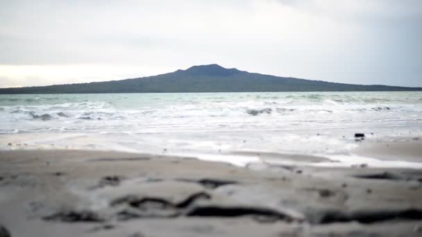 Bajo Nivel Olas Rodando Una Playa Con Isla Rangitoto Fondo — Vídeo de stock