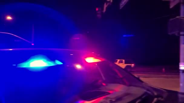Policja Drogowa Przepuściła Awaryjny Radiowóz Przez Skrzyżowanie Nocy — Wideo stockowe