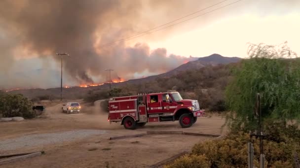 Tűzoltóautó Vezet Előtérben Futótűz Füst Kaliforniában — Stock videók