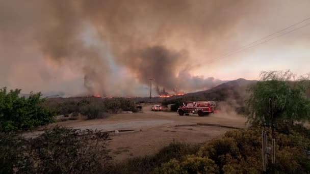 Fire Truck Arrives Area Fire Distant View Burning Heavily Smoking — Vídeos de Stock
