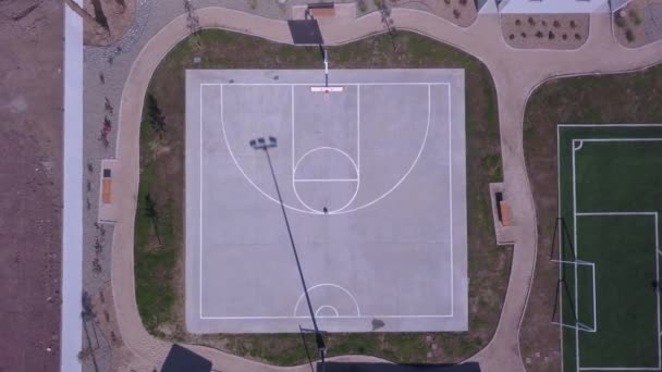 Vista Censitária Drone Descendo Sobre Uma Bola Campo Basquete — Vídeo de Stock