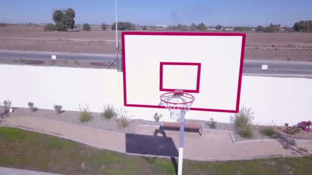 バスケットボールのループを飛び回るドローンの眺め — ストック動画