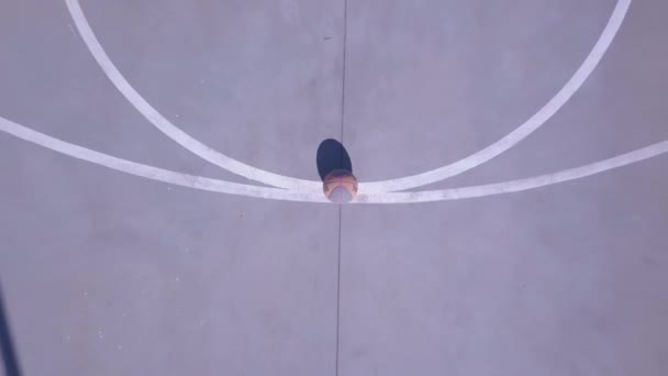 Basketbol Sahasında Bir Topun Üzerinden Yükselen Bir Dron Görüntüsü — Stok video