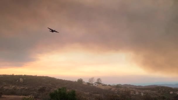 Samolot Strażacki Przelatuje Nad Obszarem Płonącej Ziemi Kalifornii Usa — Wideo stockowe