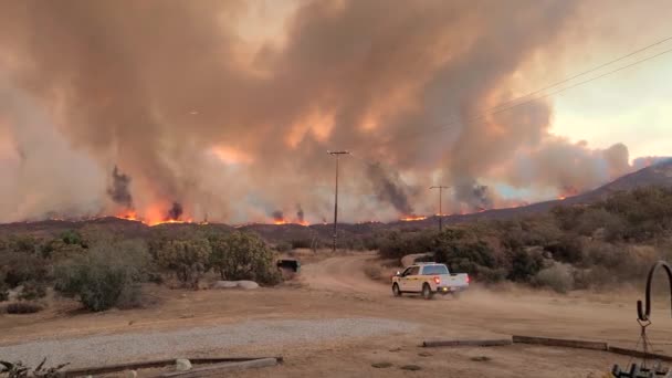 Vészhelyzeti Jármű Vezet Lángok Füst Által Futótűz Kaliforniában — Stock videók