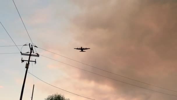 カナダ航空Cl 415便が消防場所に飛んで 水陸両用爆撃機が頭上を通過します — ストック動画