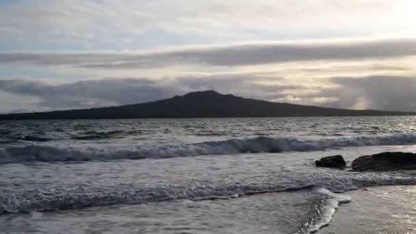 Γραφικό Ηφαίστειο Rangitoto Ένα Όμορφο Πρωινό Μια Βόρεια Παραλία Του — Αρχείο Βίντεο