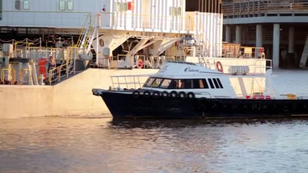 澳大利亚Launceston港的巡逻艇在船员更换后离开 — 图库视频影像
